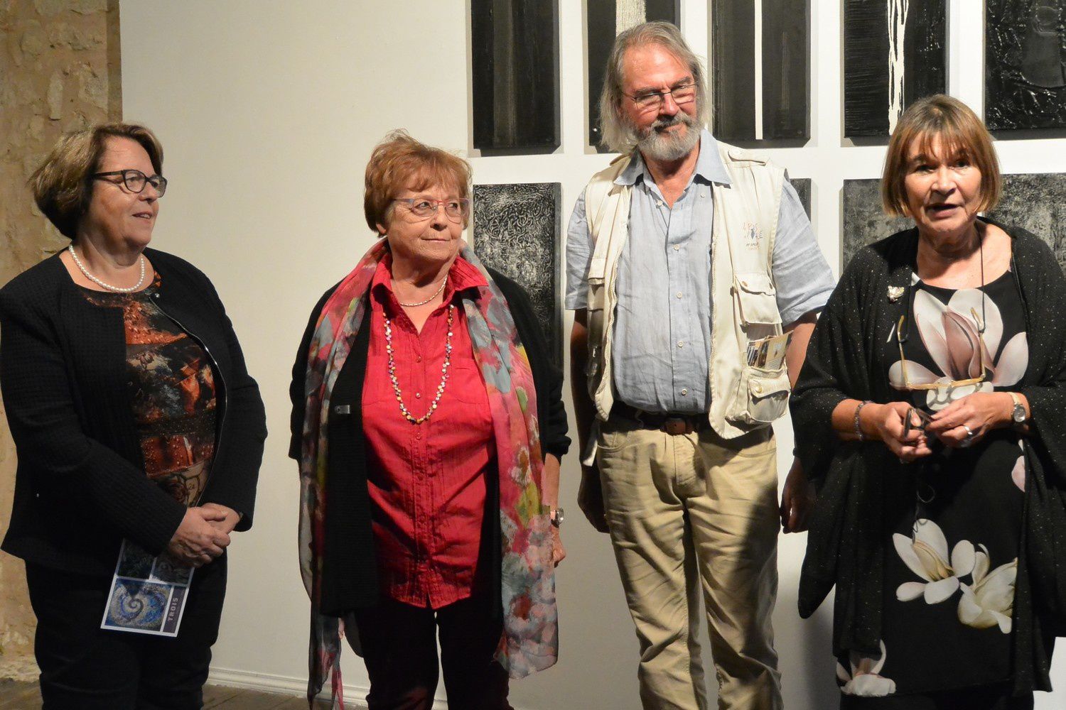 de gauche à droite: Annie Sedan Maire d'Excideuil et son adjointe à la culture, Paulette Boukhalo, Richard Mailfert, vice-Président d'Excit'oeil et la Présidente.