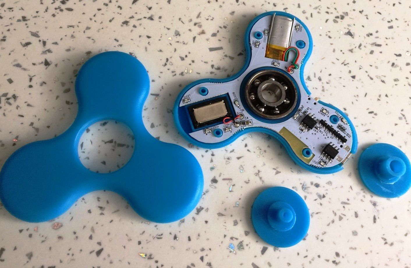 Un jouet Fidget Spinner avec 18 leds et haut parleur bluetooth pour environ  2 euros : dingue - Chez Cyril