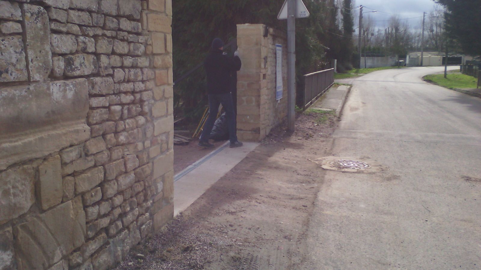 ce mur  aété refait mais l on peut constater une trace horizontale 