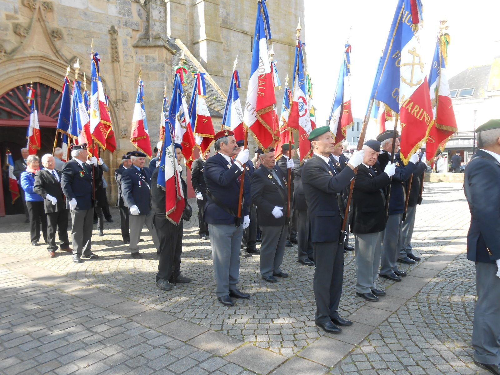 Déplacement vers le monument aux morts "Place du souvenir" accompagné de la musique des sapeurs-pompiers du Morbihan.