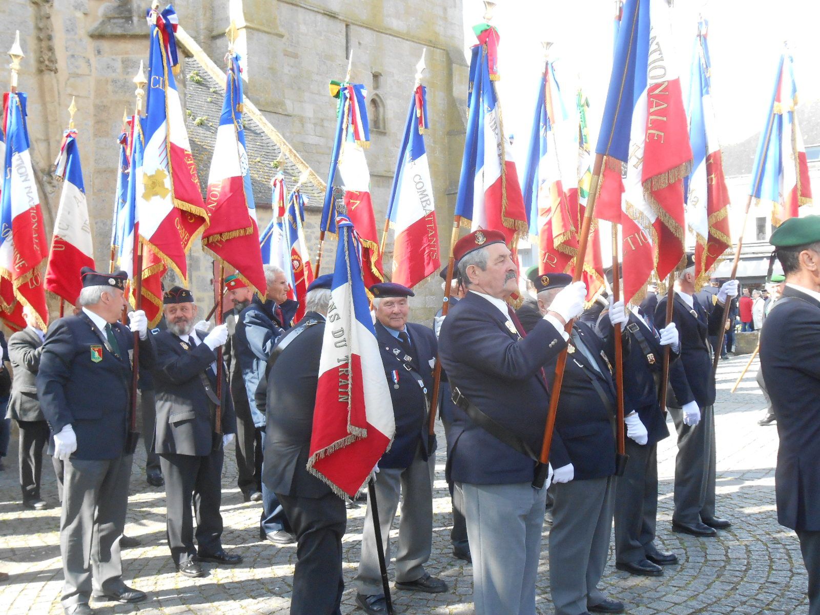 Déplacement vers le monument aux morts "Place du souvenir" accompagné de la musique des sapeurs-pompiers du Morbihan.