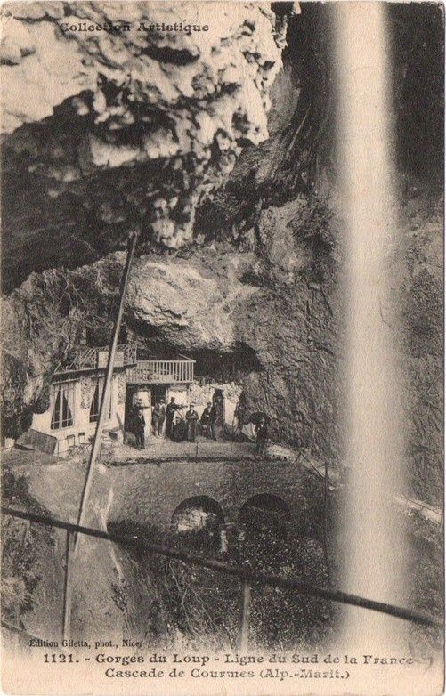 Pour ceux qui se demandent quelles sont ces ruines que l'on trouve aujourd'hui derrière la cascade. Sur cette vieille carte postale on comprend qu'il y avait un accueil/café pour les touristes derrière la cascade!!! Et je trouve toujours aussi abérant l'interdiction d'accès décrétée par la mairie de Courmes depuis de nombreuses années sur ce site et sur le chemin d'accès au village passant par la cascade. Les anciens se posaient moins de questions!