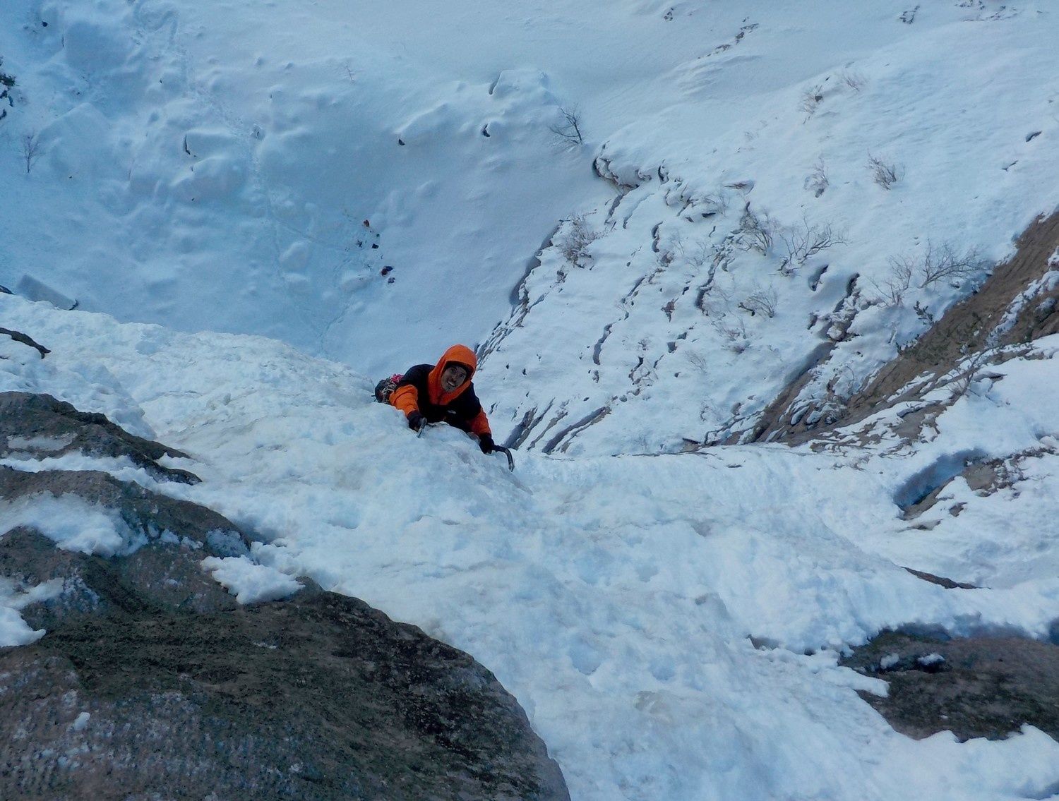 Jérémy à la sortie de cette chute d'eau figée de 140m de haut : heureux