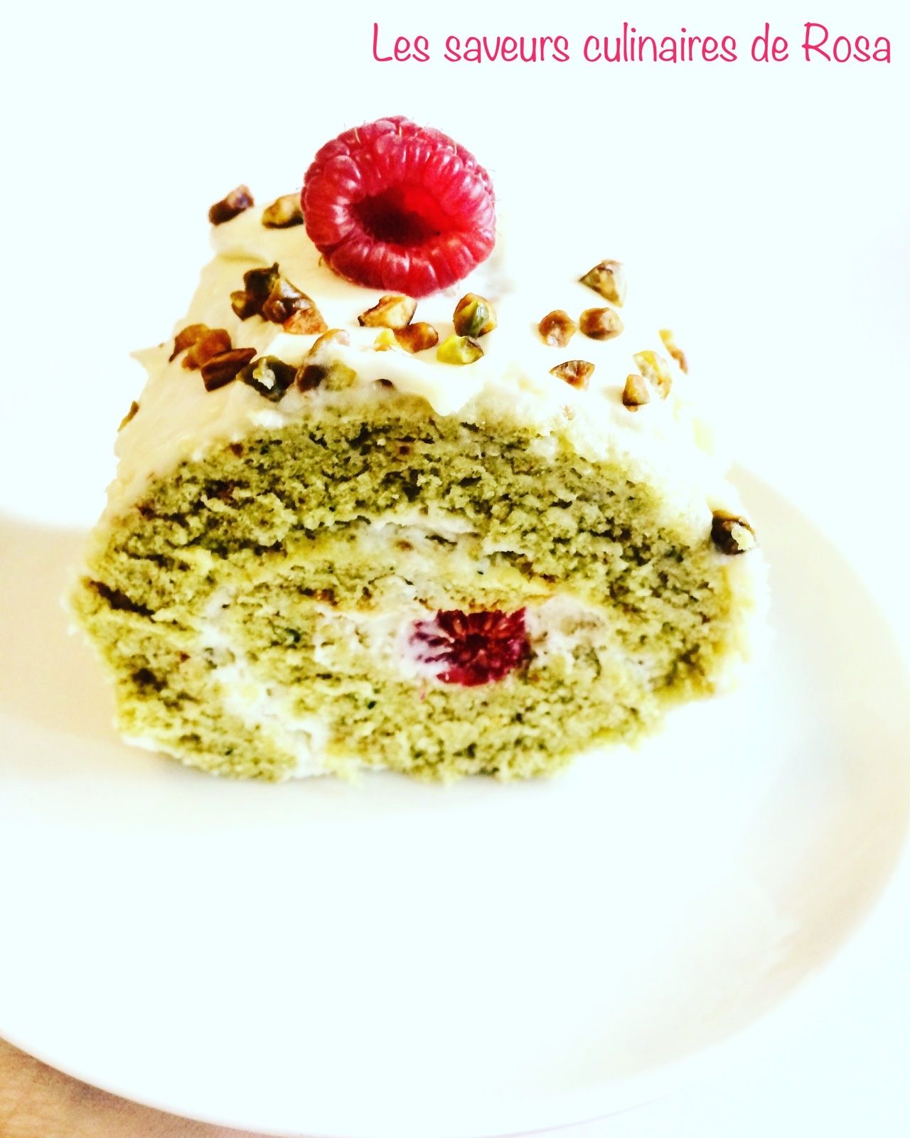 Buche A La Pistache Et A La Framboise Roule Pistache Framboise Les Saveurs Culinaires De Rosa