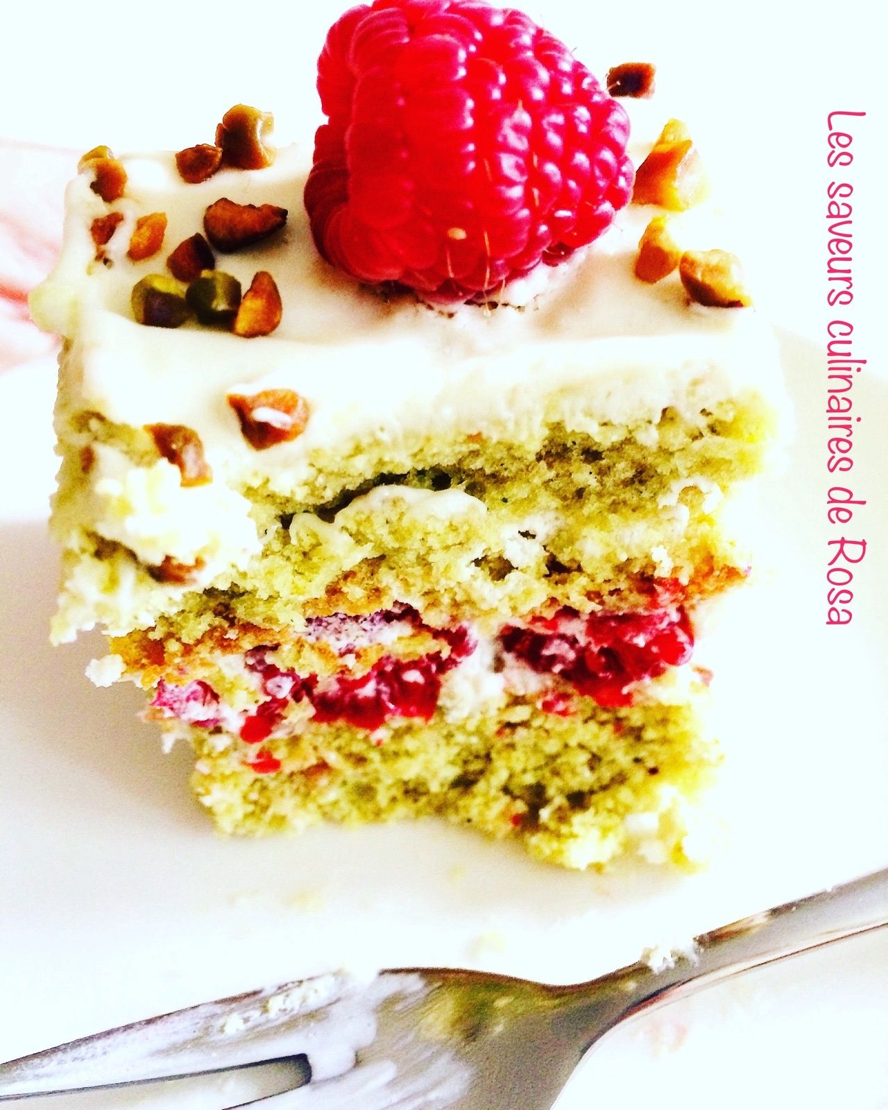Buche A La Pistache Et A La Framboise Roule Pistache Framboise Les Saveurs Culinaires De Rosa