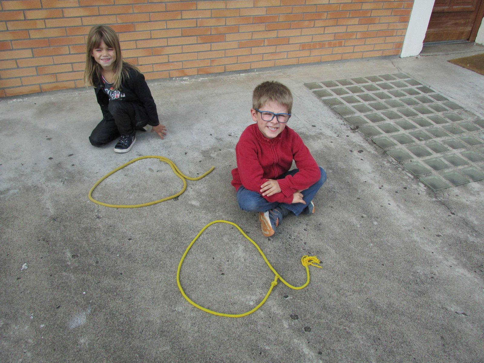 CP : Ateliers graphiques, en groupe, sur les &quot;voyelles&quot;.