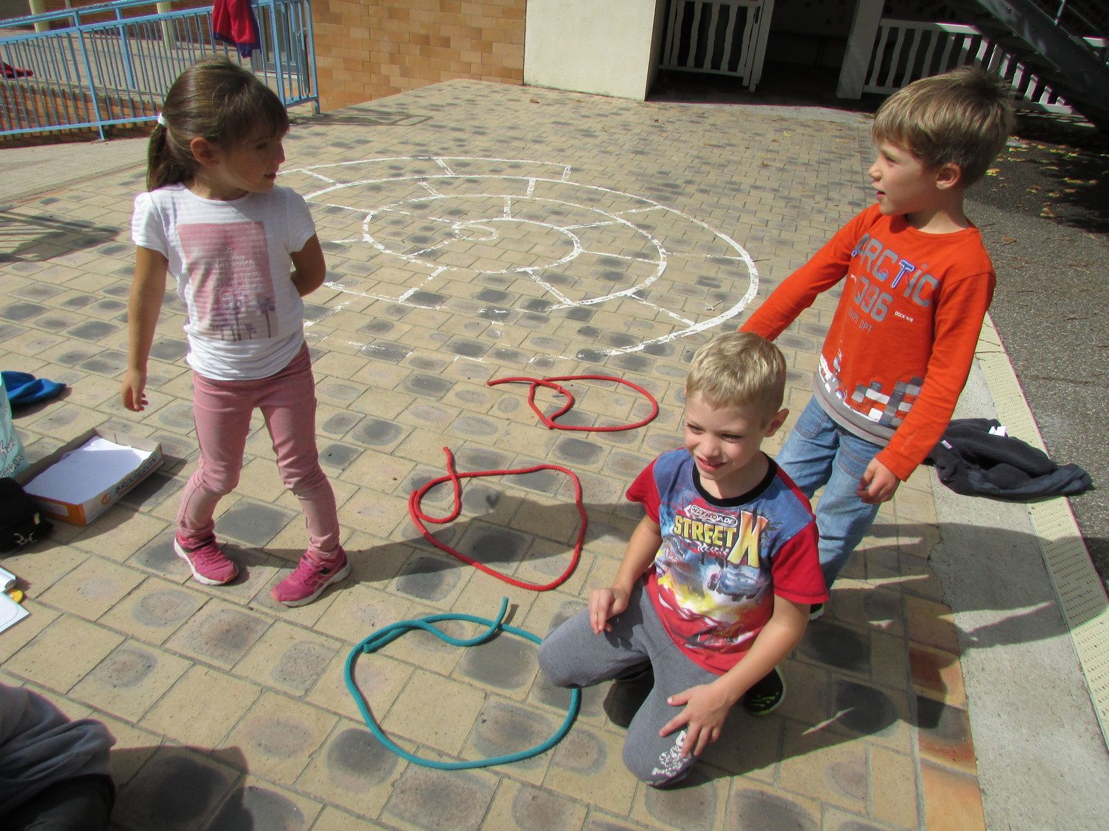 CP : Ateliers graphiques, en groupe, sur les &quot;voyelles&quot;.