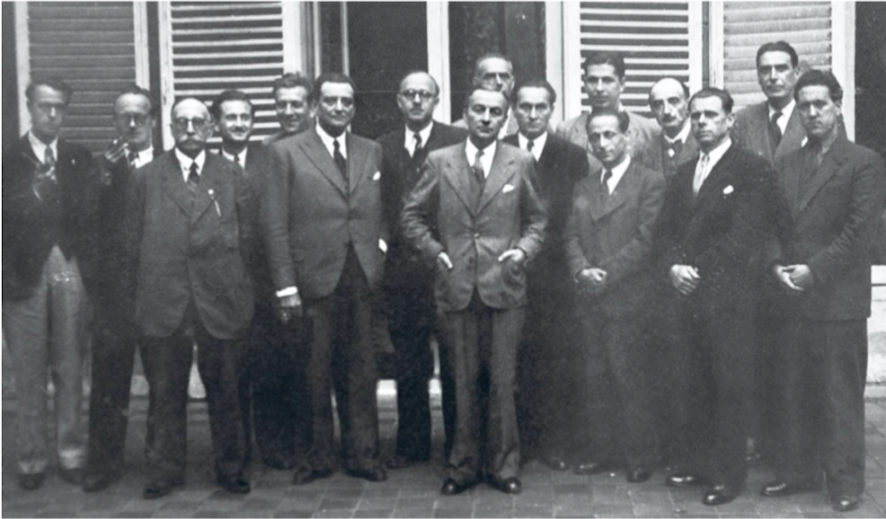 Les membres du bureau du Conseil national de la Résistance autour de son président Georges Bidault. De gauche à droite: Jacques Debû-Bridel; Pierre Villon; Gaston Tessier; Robert Chambeiron; Pascal Copeau; Joseph Lainel; Jacques Lecompte-Boinet; André Mutter; Henri Ribière; Daniel Mayer; Jean-Pierre Lévy; Paul Bastid; Auguste Gillot; Pierre Meunier et Louis Saillant, en aéut ltéé, à Paris. Musée Carnavalet/Roger-Viollet