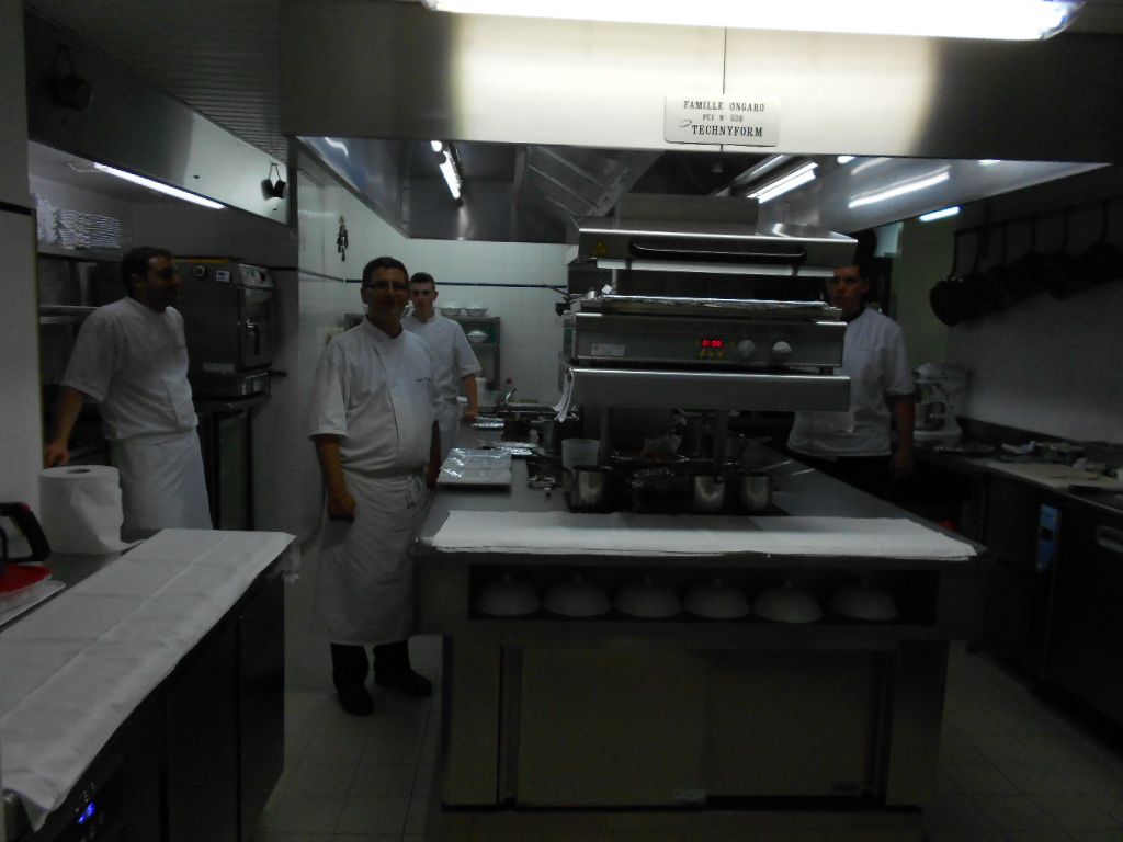 Le chef (M. Ongaro) et ses cuisiniers