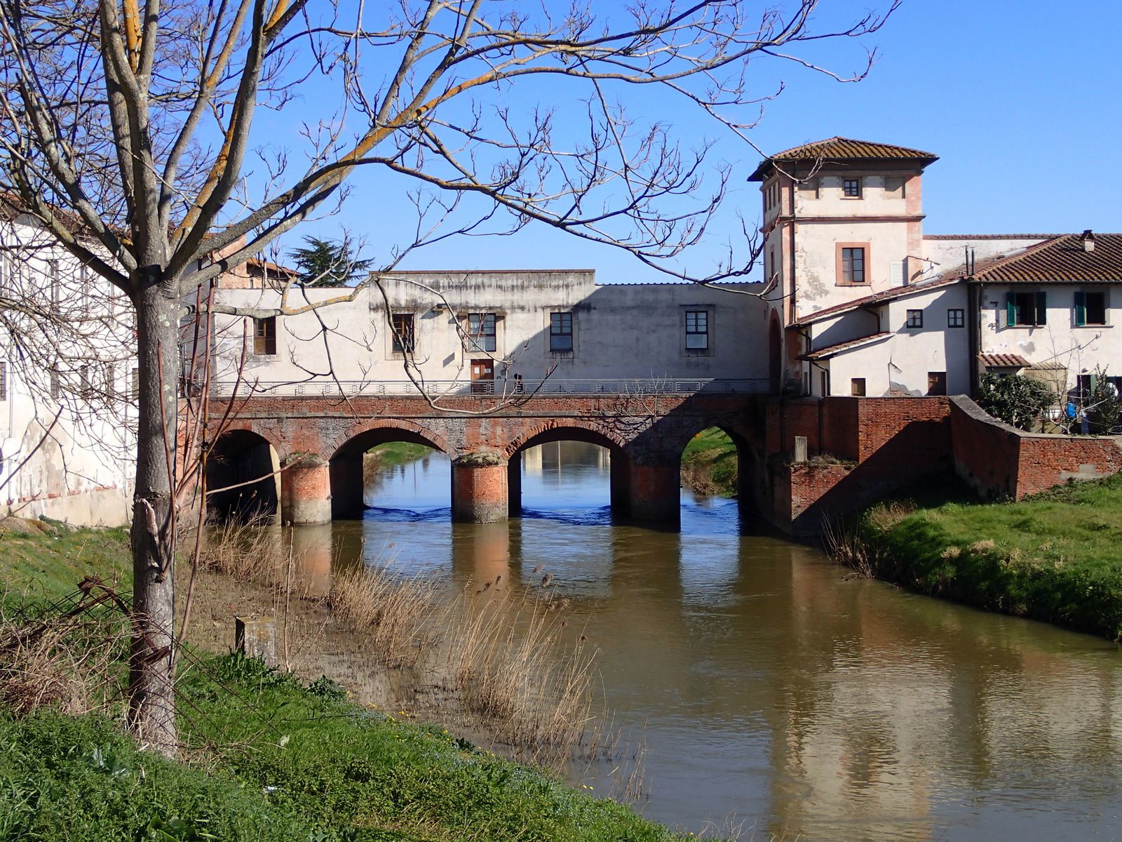 Franchissement de la rivière Usciana sur le ponte de Medici à Ponte a Cappiano