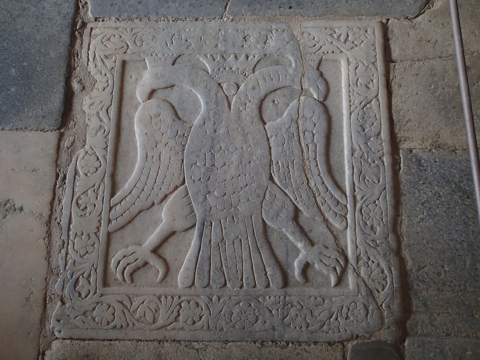 Plaque de marbre au sol de la Métropole, marquant l'emplacement exact (!) où selon la gardienne du bâtiment l'empereur Constantin XI à été couronné 