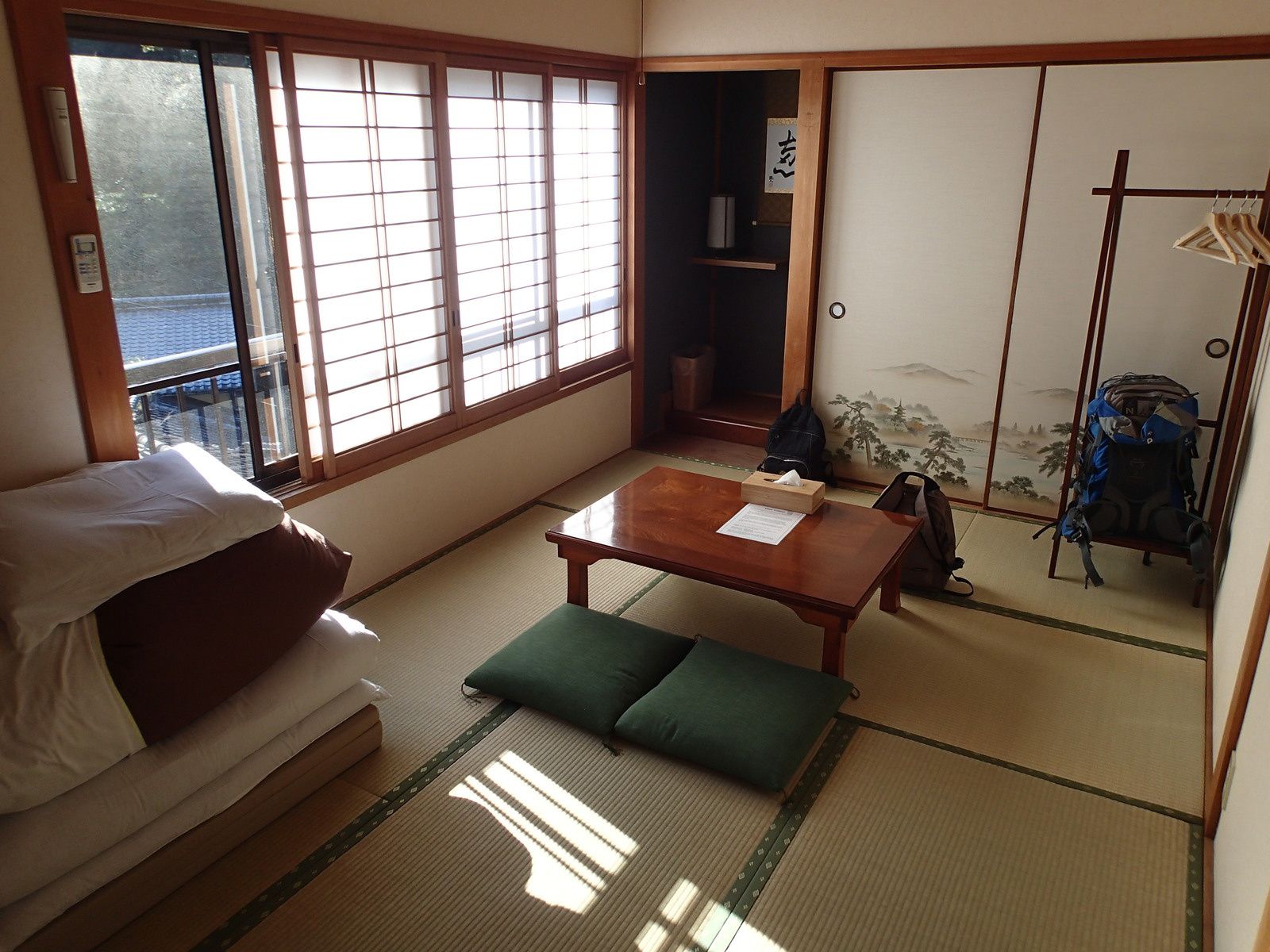 Notre chambre typiquement japonaise et la salle commune avec le foyer central