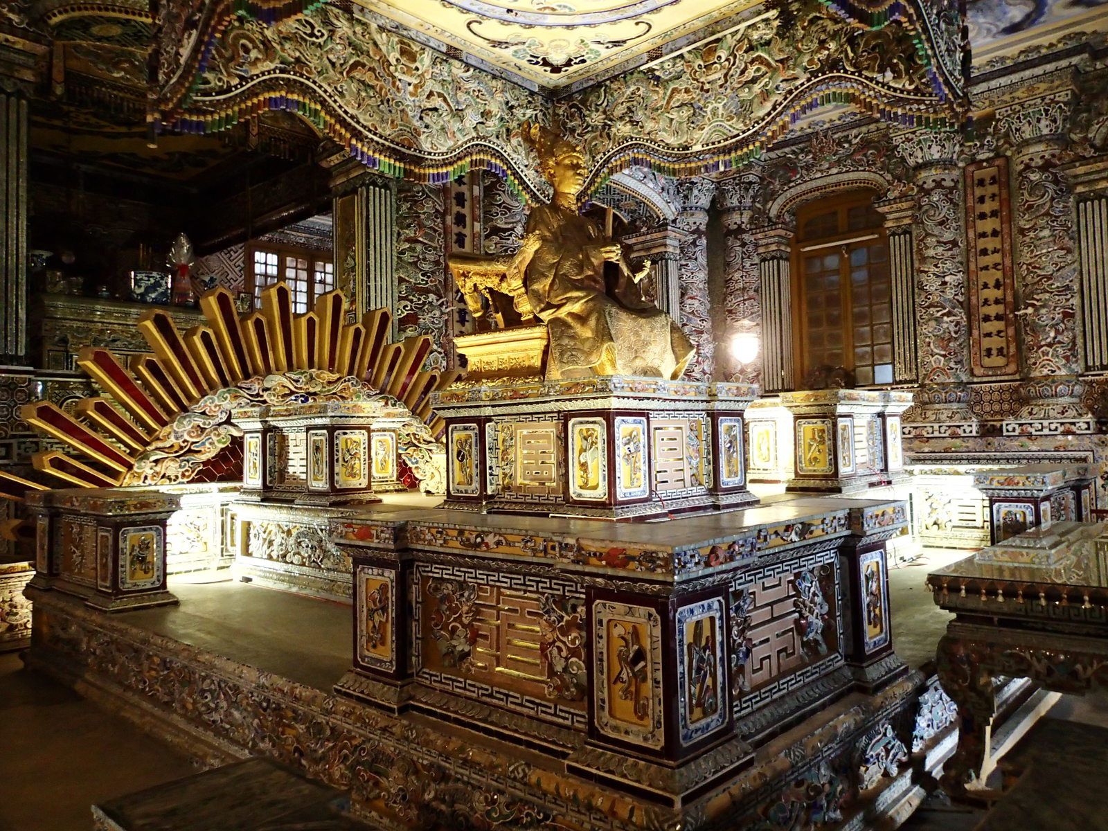 Quelques photos des tombeaux royaux avec les statues des mandarins qui attendent en ordre la venue de l'Empereur