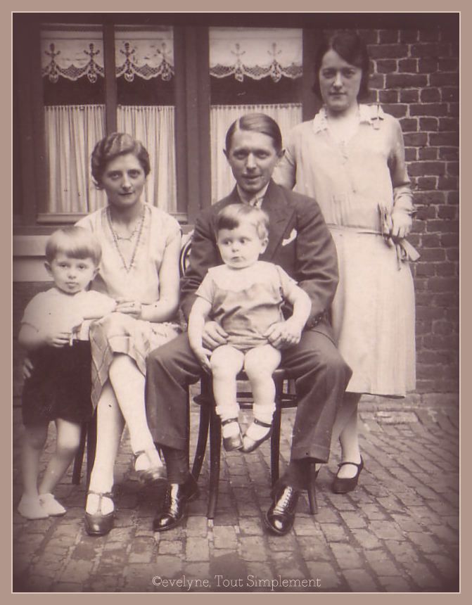 Mes grands-parents paternels, avec mon père et mon oncle, et la soeur de mon grand-père.. - 6 juillet 1930