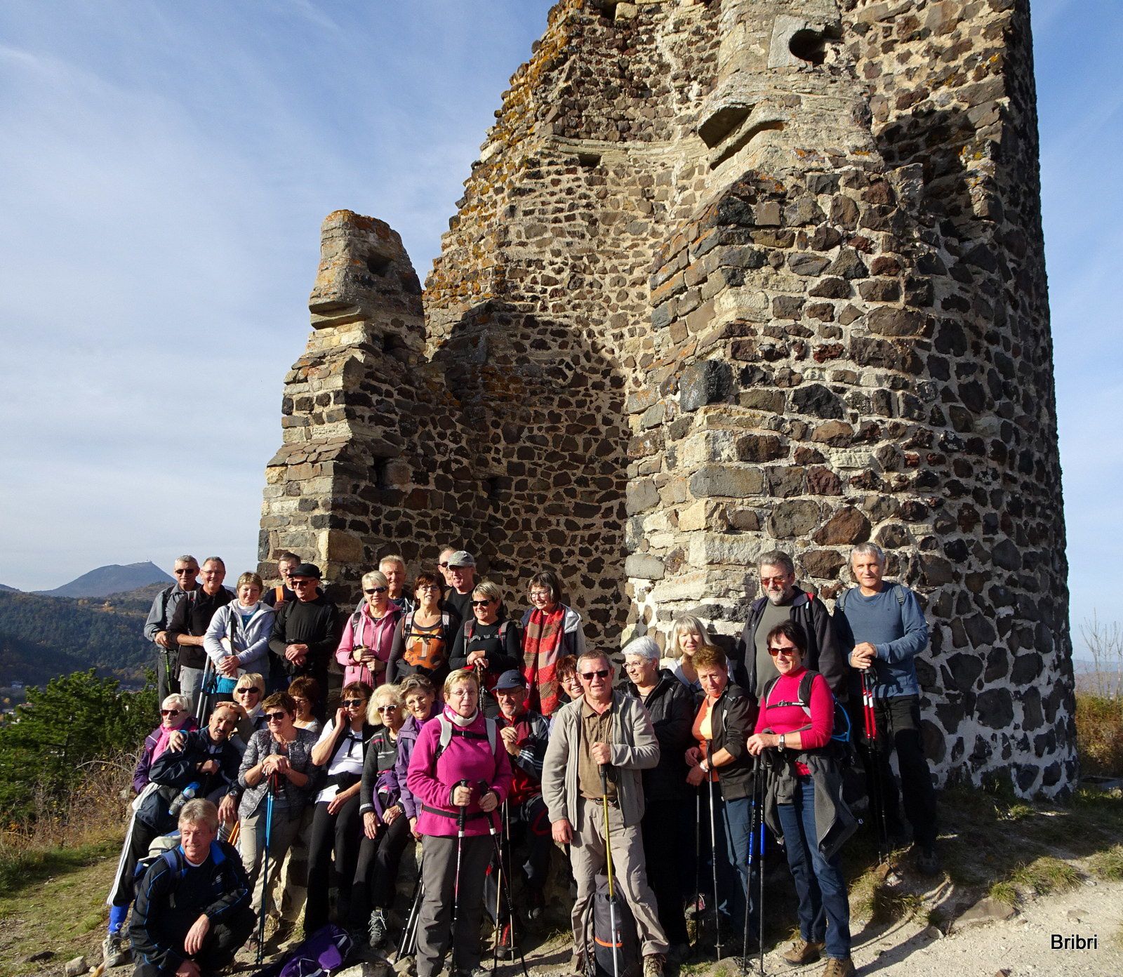 Photos de groupe au pied de la tour médiévale de l'ancien château des Dauphins d'Auvergne, construit au 12é siècle.