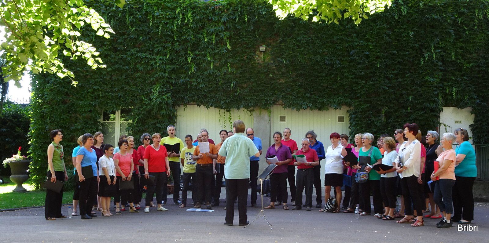 Le 21 juin, jour de la fête de la musique, avec notre chorale nous sommes allés chanter au jardin des plantes de Ct-Fd, nous avons participé, super.