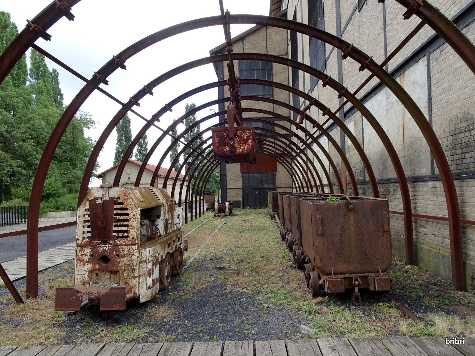 Photos intérieur, extérieur. Mine ouverte en 1924 et fermée en 1978. Nous sommes à la limite Puy-de-Dôme/Hte-Loire.