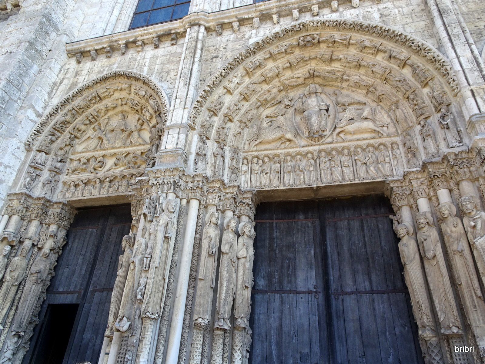 La façade extérieure principale avec ses 2 flèches différentes.