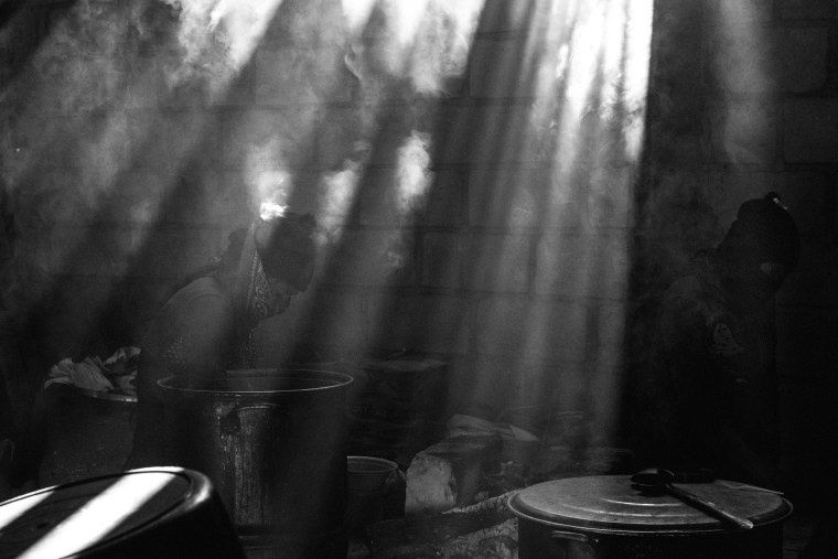 Mujeres zapatistas cocinando. Foto: Valeria Arendar