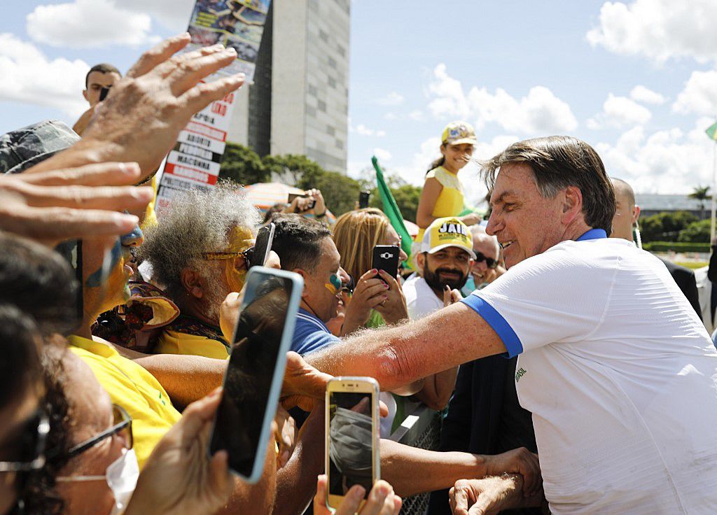 Bolsonaro a brisé la quarantaine et a salué les partisans de la marche contre le Congrès
