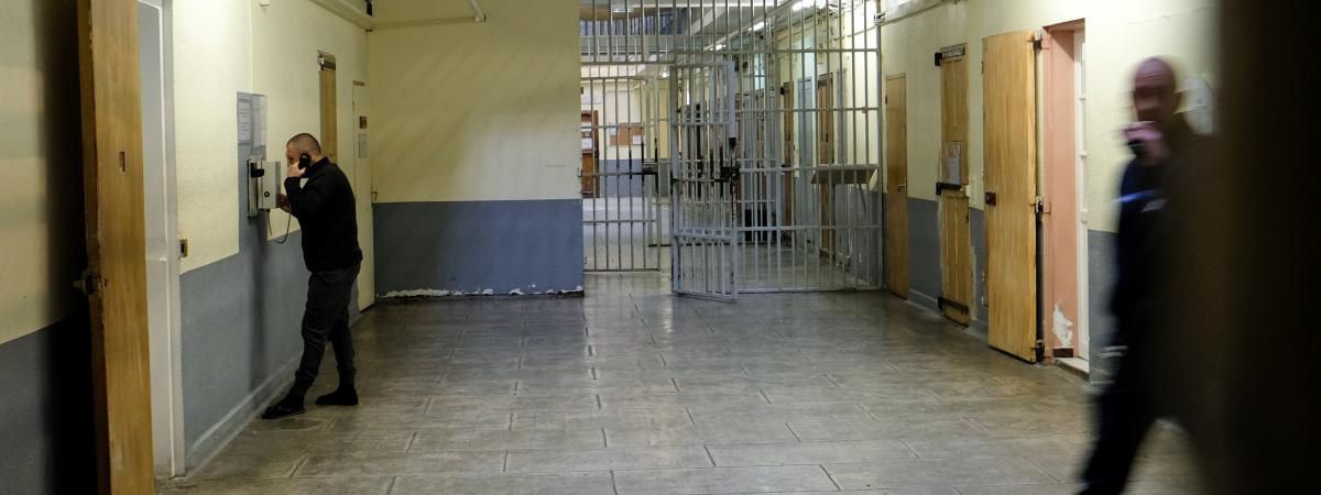 Un homme est au téléphone dans la prison des Baumettes à Marseille (Bouches-du-Rhône), le 6 novembre 2017. (BORIS HORVAT / AFP)