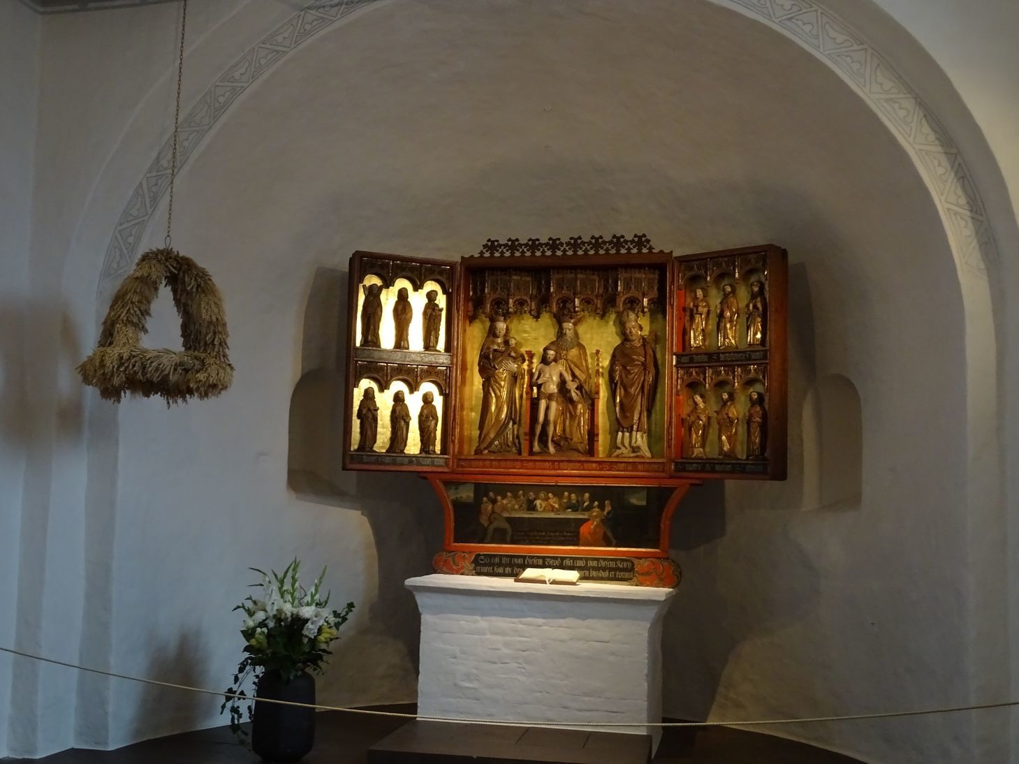 Le triptyque représente en sa partie centrale une scène associant Dieu le Père , le Christ, la Vierge à l'enfant et Saint Séverin, les parties mobiles portant les apôtres.