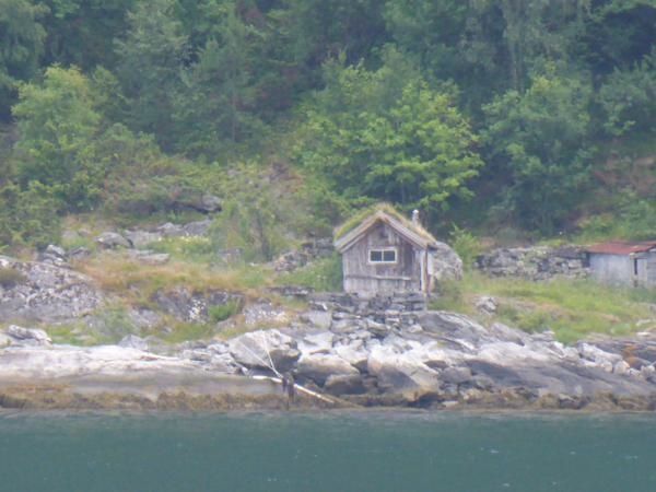 au passage, le capitaine sort pour raconter une anecdote, comme celle de ce pêcheur qui passait ses journées dans cette cabane pour échapper à sa femme