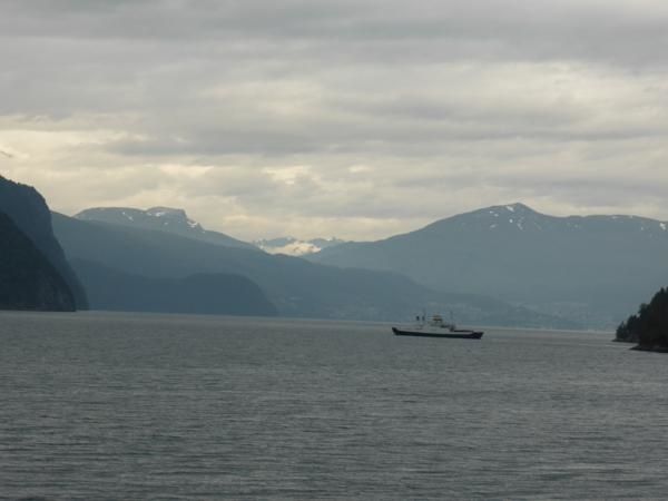 On croise le ferry qui aurait pu nous faire traverser pour accéder à la route des aigles...