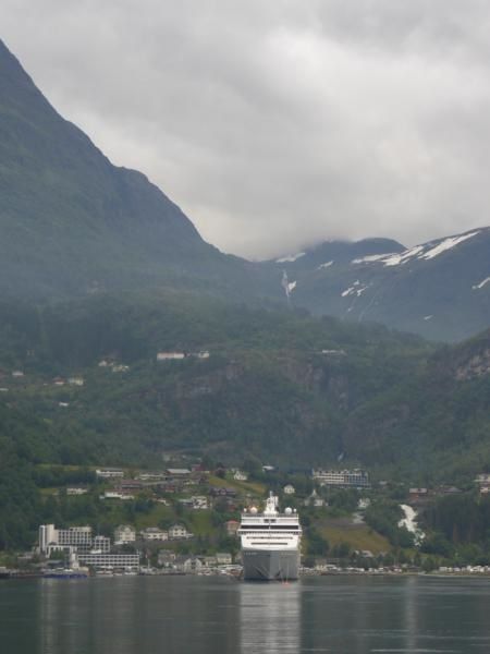avec d'énormes bateaux de croisière ...