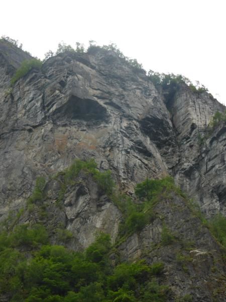 ...sous la surveillance d'un immense troll !