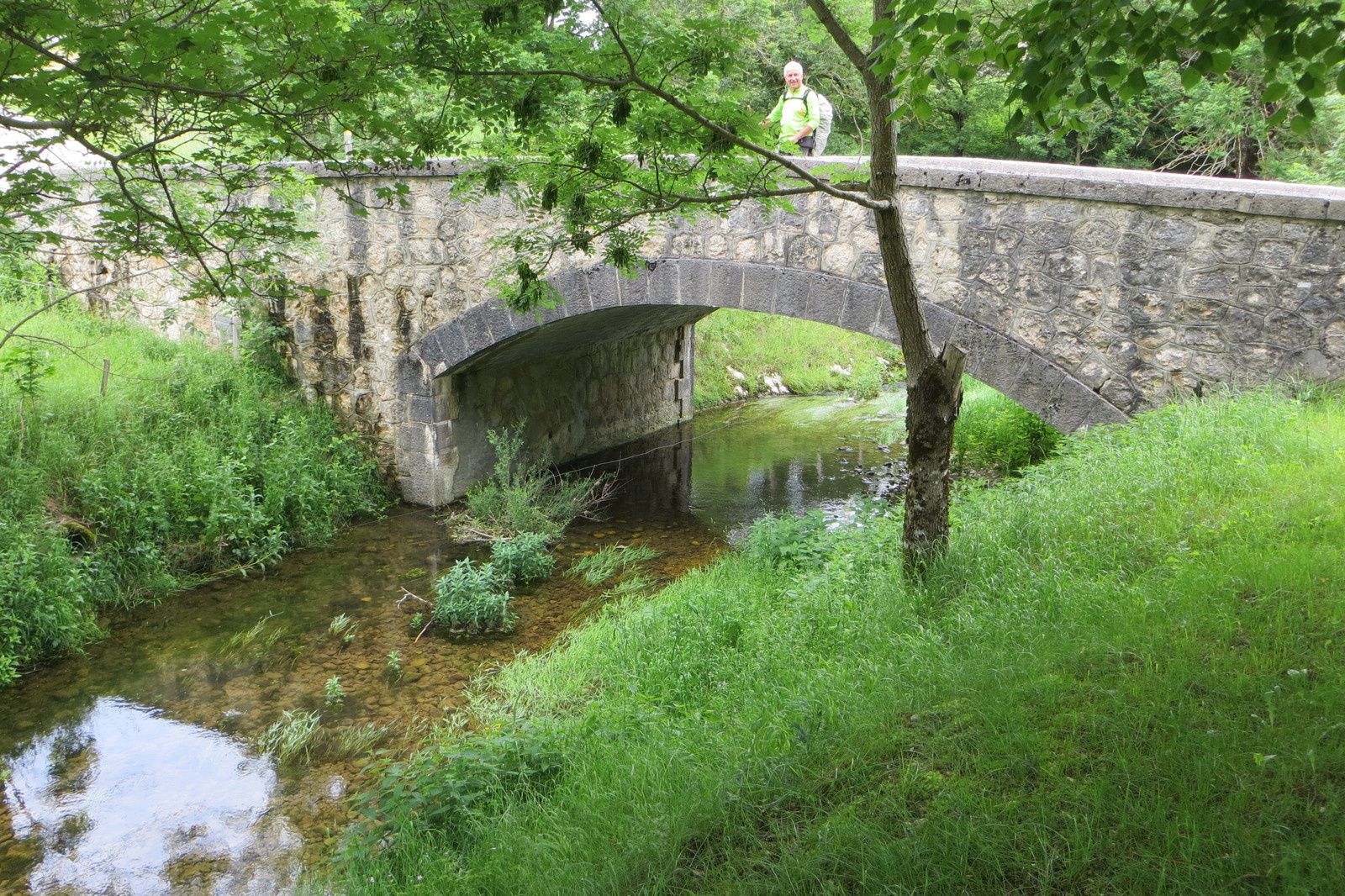 Accès au village par le pont sur le ruisseau de la Vernaison