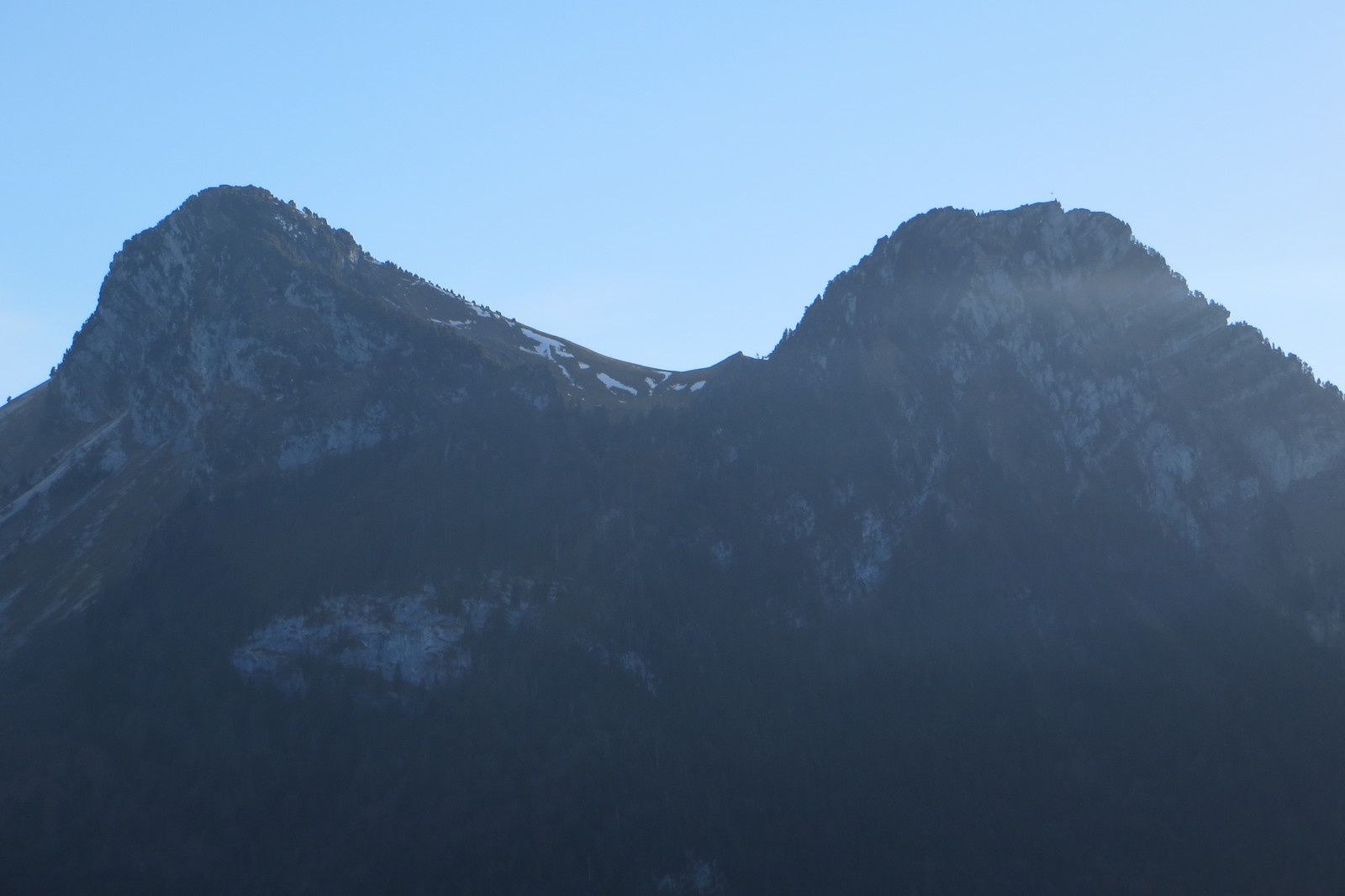 Le Mont Colombier 2046m et la Dent de Rossanaz 1891m vus des Garins