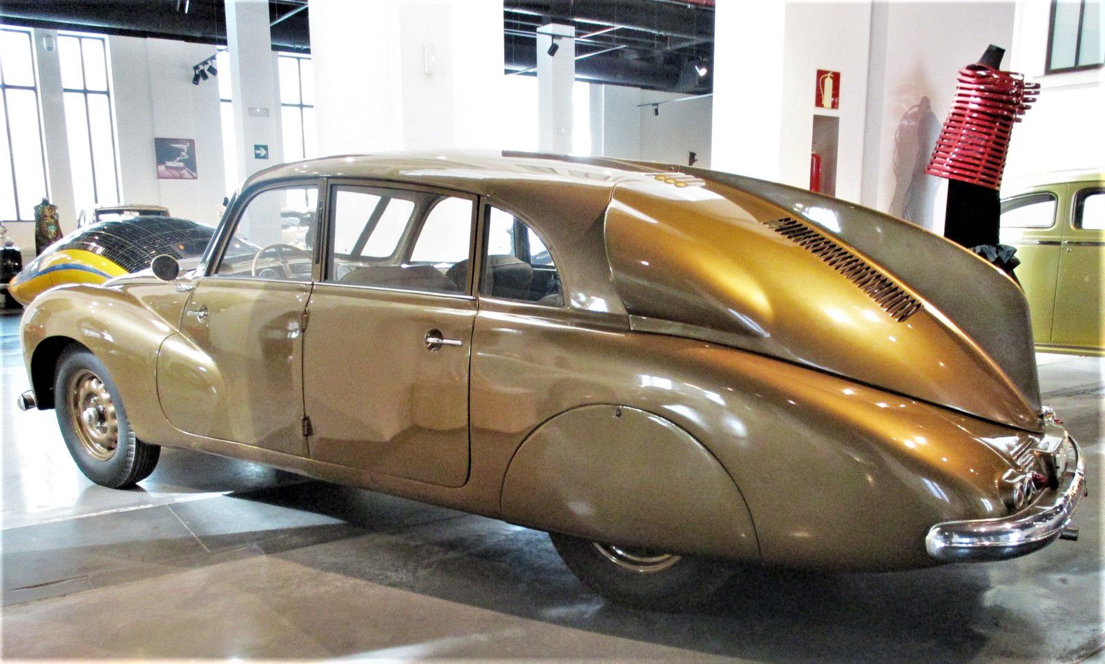 Tatra "87" : ce modèle tchèque a inspiré Porsche pour la "Coccinelle"