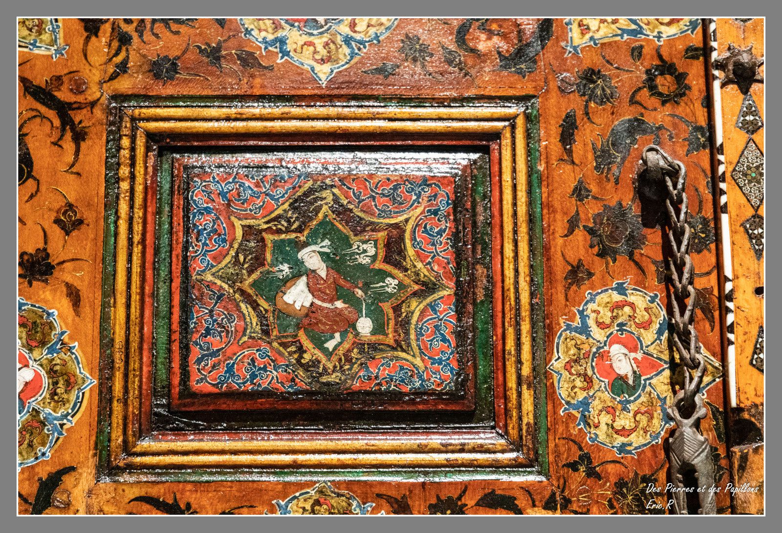 Porte à décor champêtre en bois et décor peint et vernis - Iran - 16 / 17 éme siècle