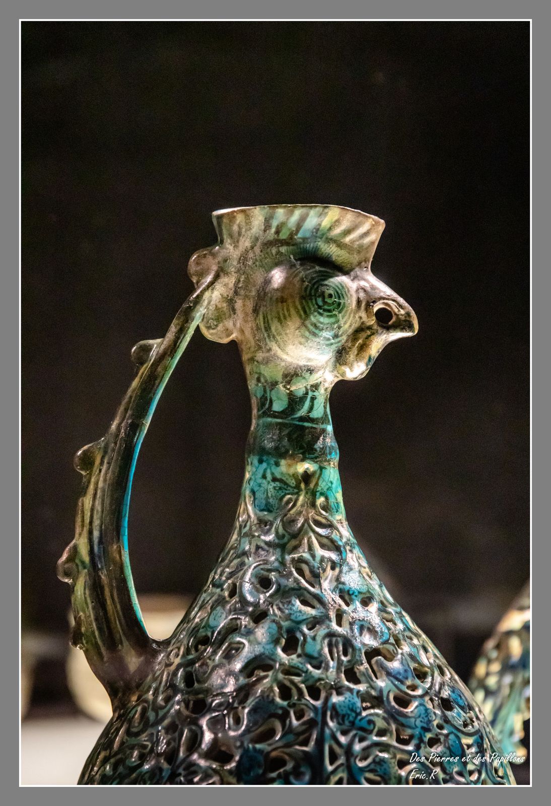 Aiguière à tête de coq et fragment de paroi en céramique ajourée, Iran, 13 éme siècle