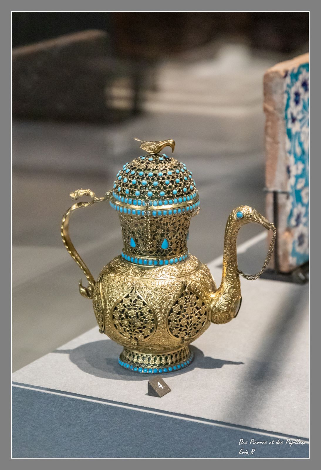 Aiguière en métal martelé, dorée et ciselé , en verre turquoise et émail - Inde - 18 éme siècle