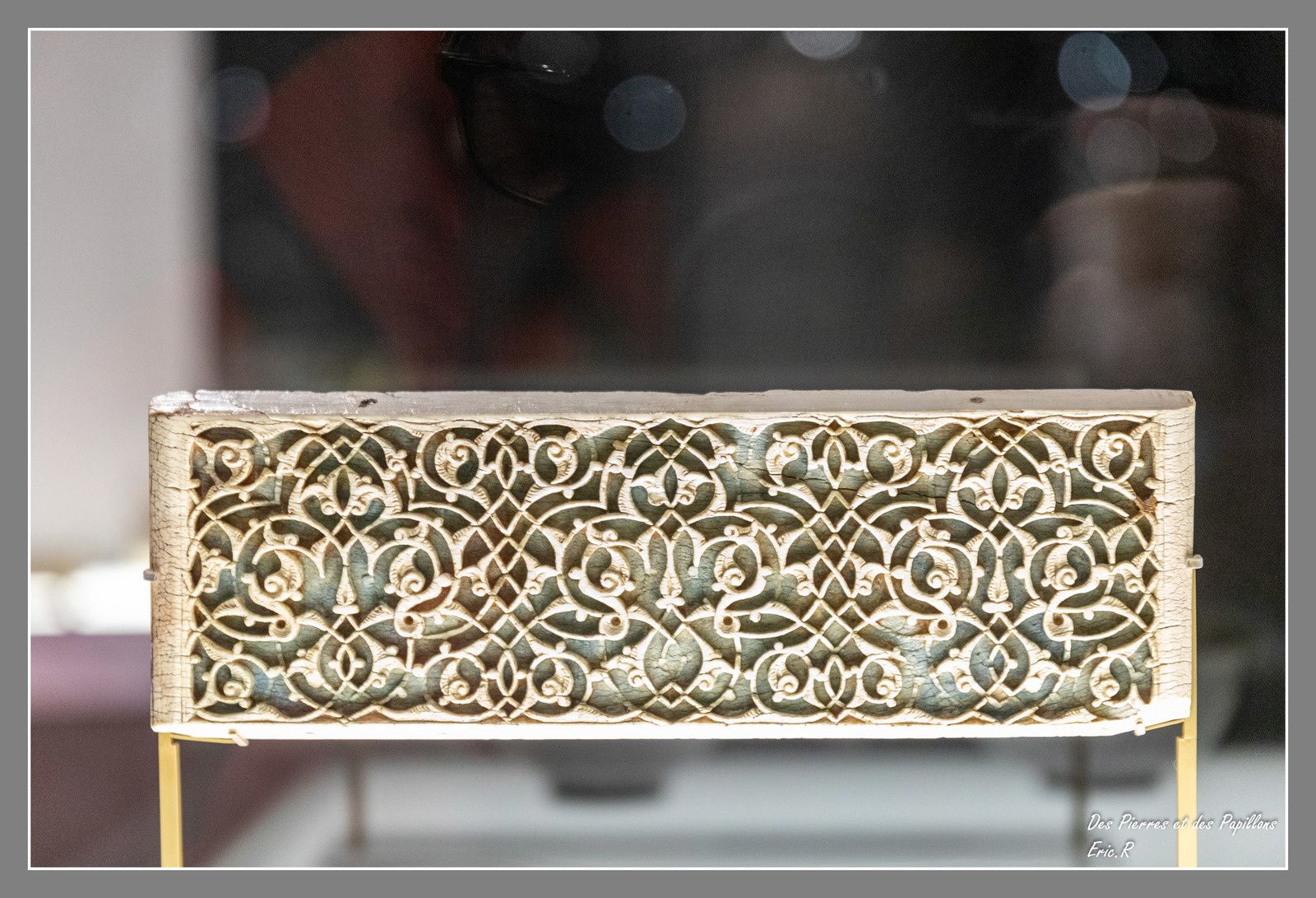 Plaque à entrelacs végétaux en ivoire, décor sculpté et peint - Asie centrale - 14-15 éme