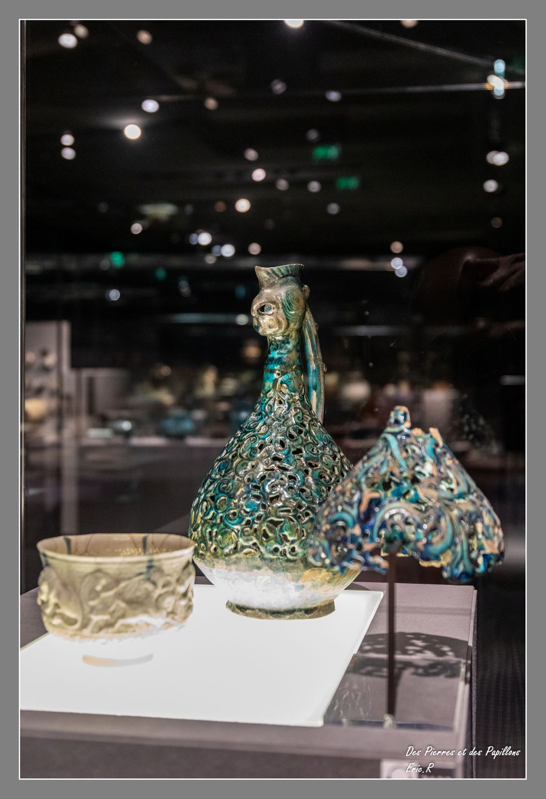 Aiguière à tête de coq et fragment de paroi en céramique ajourée, Iran, 13 éme siècle