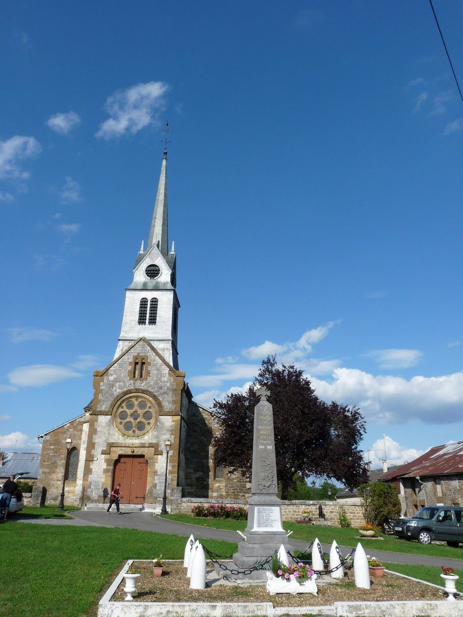 Mazerny (Ardennes) : l'église et le monument aux morts