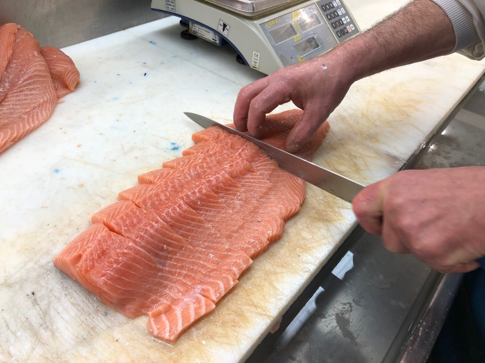 coupe du saumon en tranche