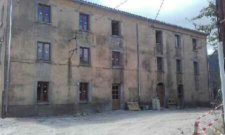 L'ancienne gendarmerie de Guagno avant, pendant et après les travaux (photos Marthe Poli).