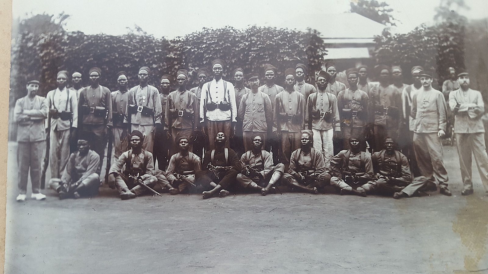 Jean Toussaint Demartini est à l'extrémité droite de la photo.
