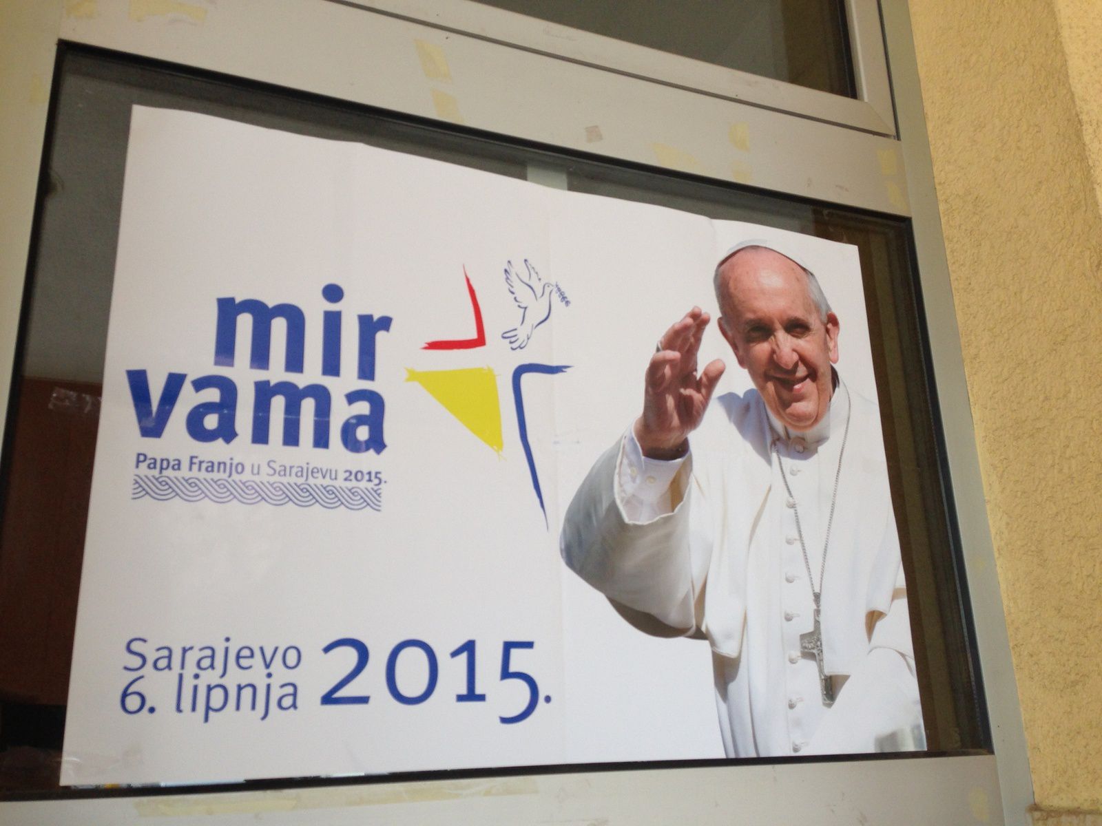 affiche pour la visite du pape à Sarajevo le 6 juin 2015, photographiée en Croatie. 