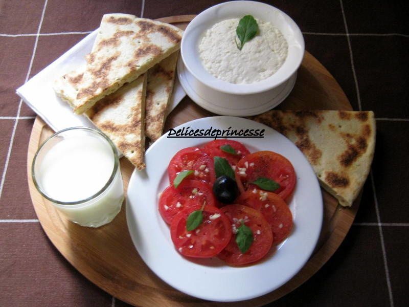 KESRA RAKHSSIS BEL LAGTA......GALETTE AU FROMAGE CAILLÉ