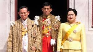 Le roi Bhumibol Adulyadej, le prince Maha Vajiralongkorn et la reine Sirikit.
