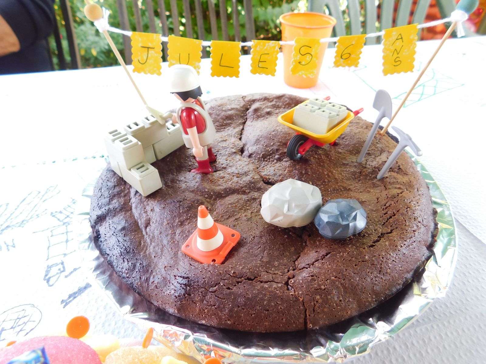 Anniversaire chantier monsieur J 6 ans : le gâteau