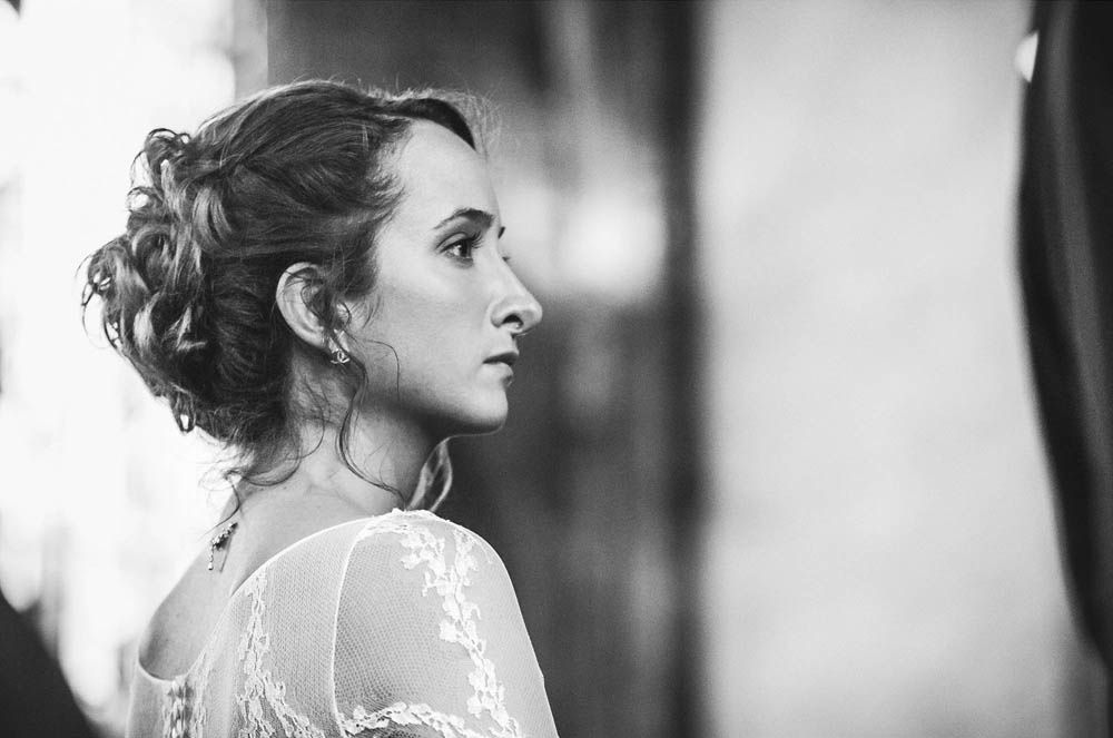 Photo de la jolie mariée dans l'église de Douai