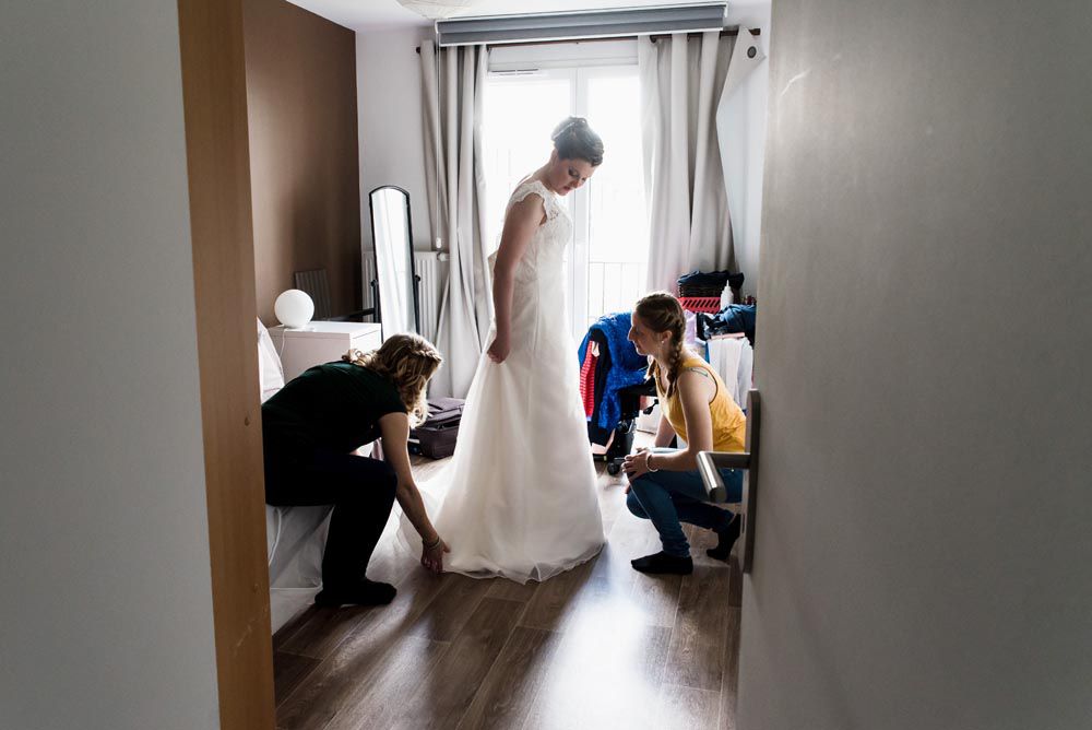 Lors des préparatifs de la mariée à son domicile à Lille. C'est le moment de mettre sa robe aidée par ses témoins