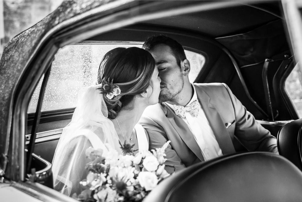 Les mariés s'embrassent après s'être dit oui. Yann Lecomte Photographies, photographe de mariage à Lille