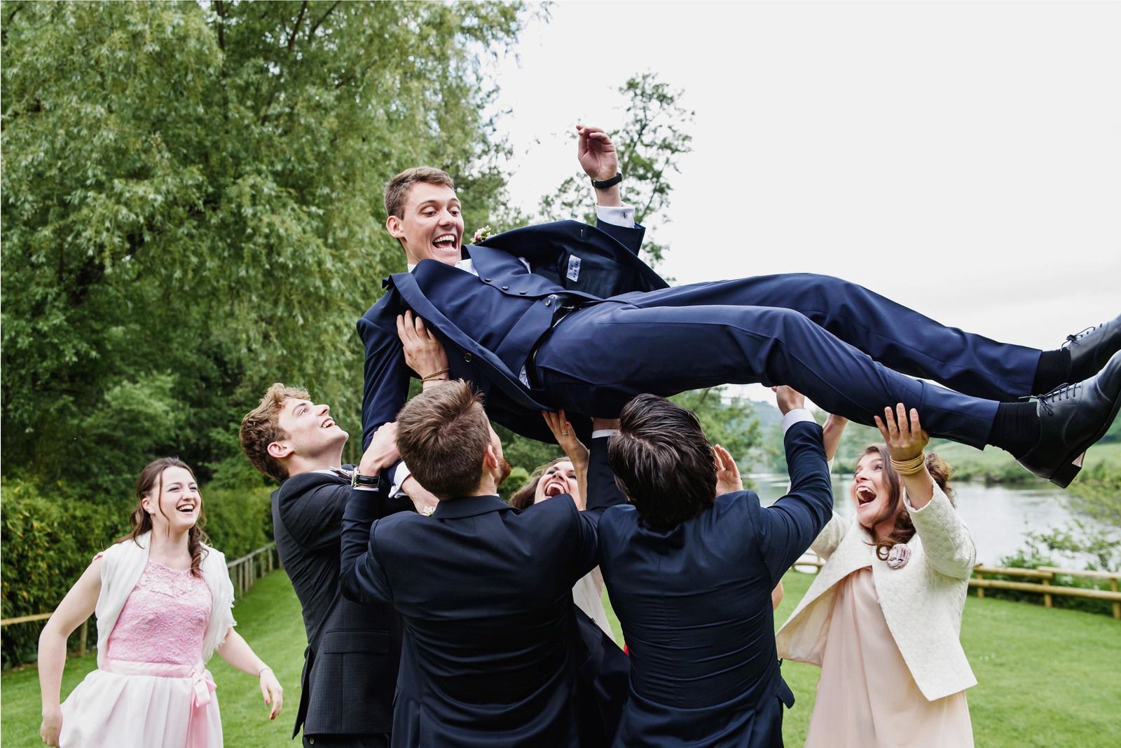 C'est le moment de d'amuser lors du vin d'honneur. Les témoins font sauter le marié dans les airs! 